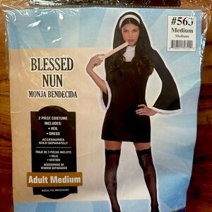 Women’s Halloween Costume - Black and White Nun Costume with Veil size - Medium